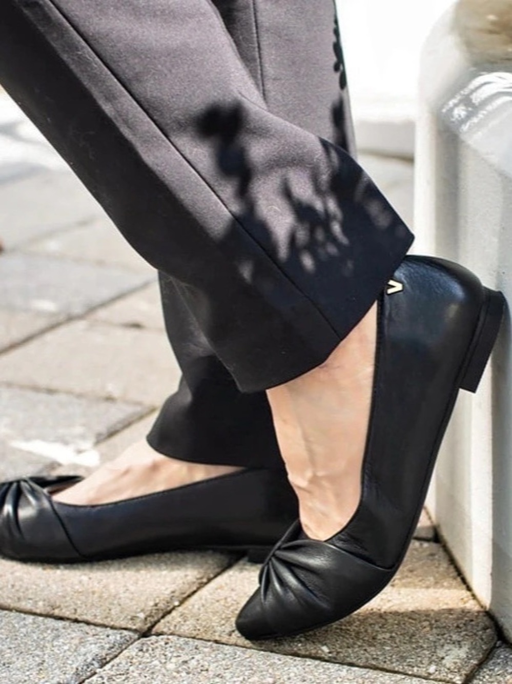 Vionic Gramercy Black Leather Ballet Flats with Bow Detail - US Size 8